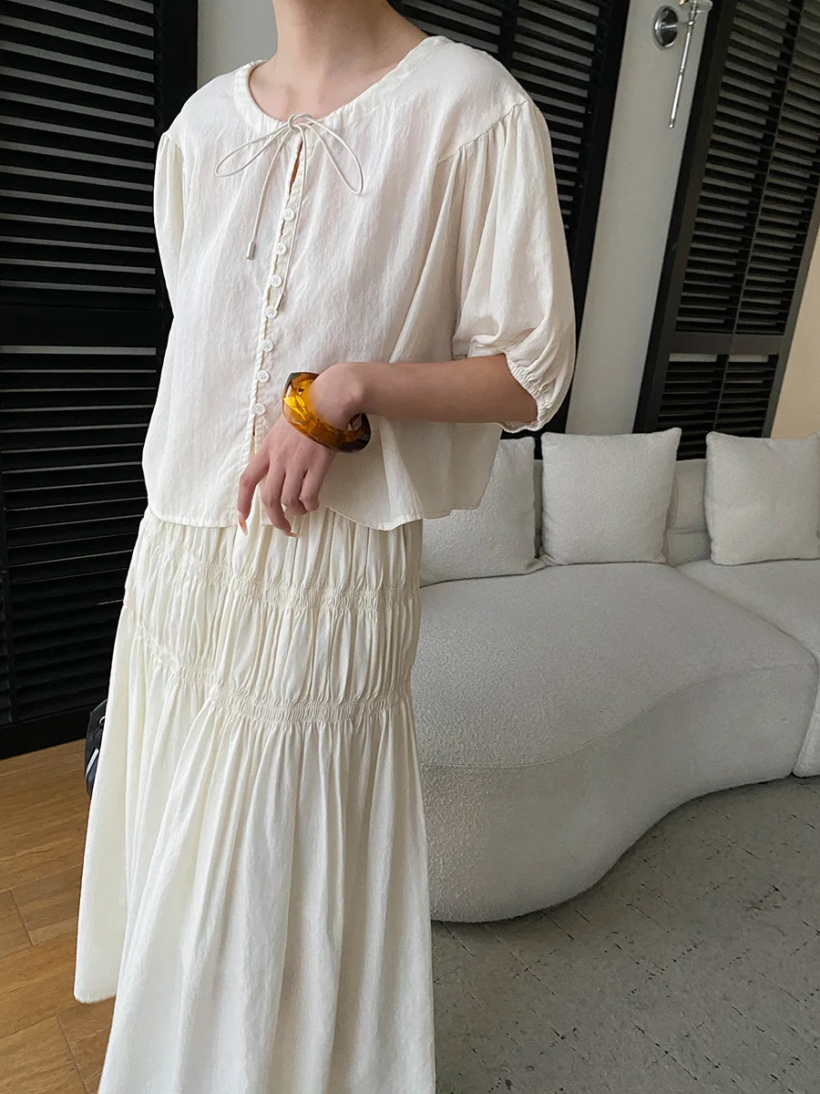 Sommerliches Damen-Set: Lässiges, einfarbiges, französisches Spitzenhemd mit kurzen Ärmeln und plissiertem, elastischem Rock mit hoher Taille – Detail 37