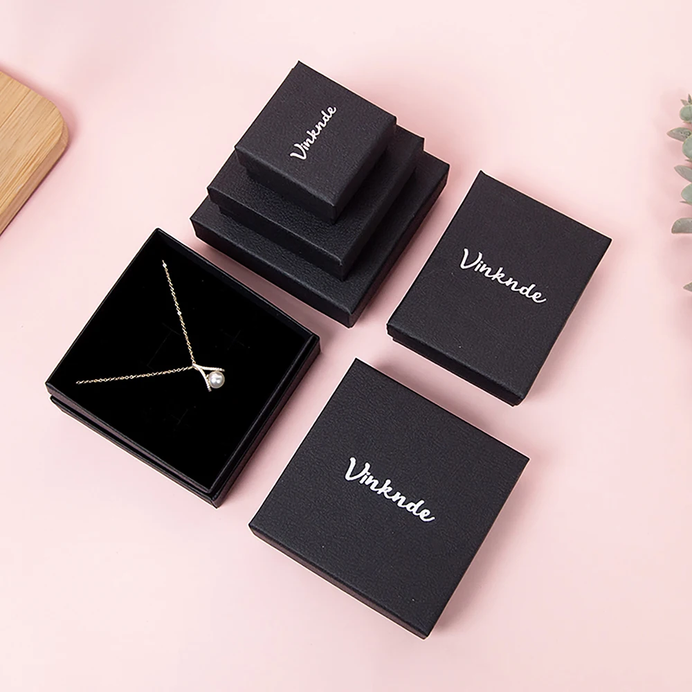 

Роскошная картонная шкатулка для драгоценностей с бархатной губкой, персонализированный логотип, упаковочные коробки со специальной текстурой для колец, сережек, ожерелья