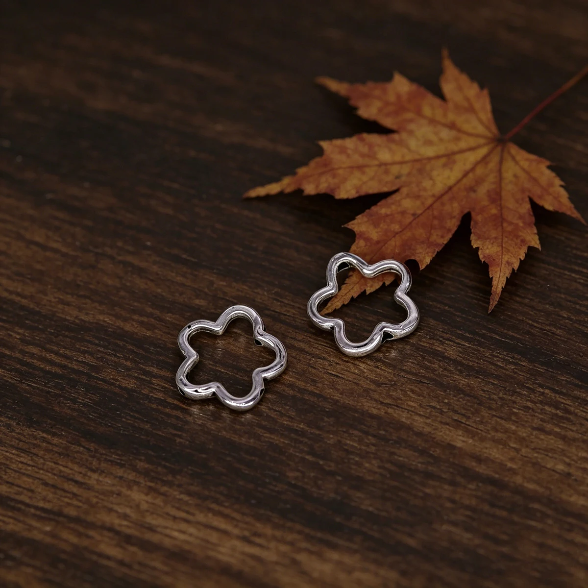20pcs/Lot Hollow Flower Small Bead Holes Charms Spacer Connector For Women Vintage Jewelry DIY Making Supplies 16x16mm
