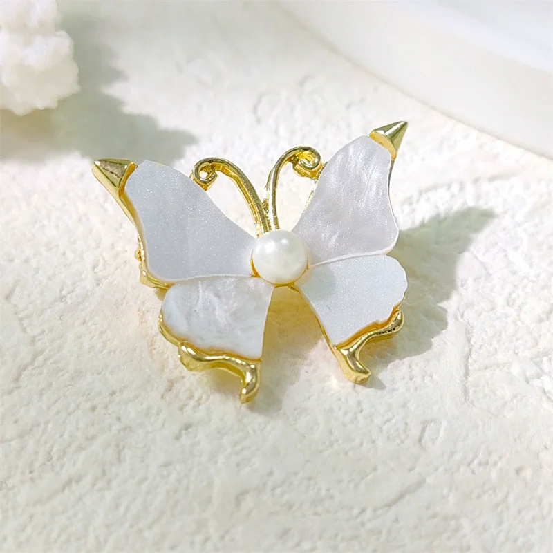 A brand-new high-end and niche imitation mother-of-pearl butterfly brooch, a luxurious and high-end design accessory