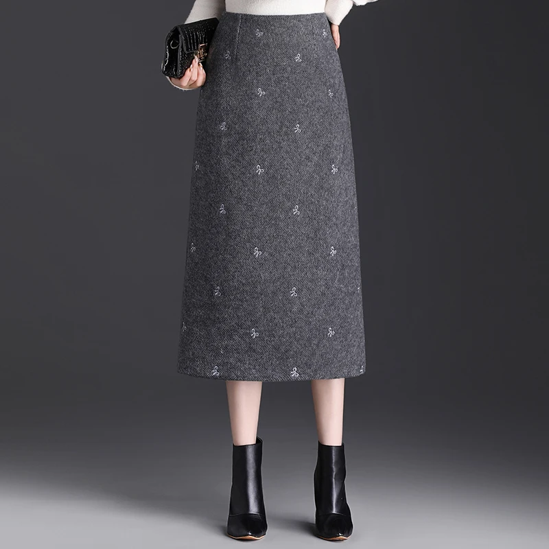 

Ele High-Waist Woolen Skirt with Knot Embroidery Mid-Length Bodycon Sle for Women Winter 2025 New Arrival