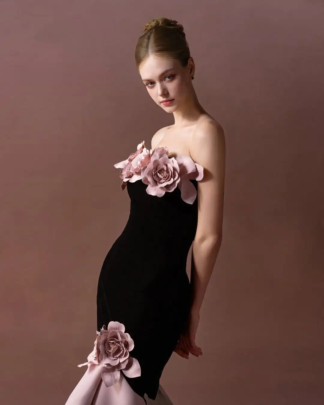 فساتين سهرة جديدة بدون حمالات ثلاثية الأبعاد من Ofherown صدرية مخملية فاخرة مع فساتين حفلات بحاشية مكشكشة متدرجة للمناسبات الخاصة