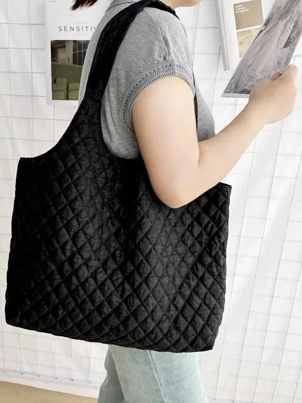 borsa-a-tracolla-in-seta-versatile-grande-formato-con-motivo-a-diamante-borsa-per-computer-essenziale-per-pendolari-superficie-morbida-a-griglia-pura-e-commerce