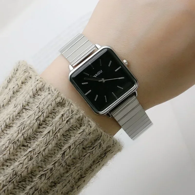 Orologio da donna quadrato con cinturino in bambù eco-chico Orologio al quarzo alla moda con maglia dorata Orologio da polso da donna minimalista con quadrante quadrato
