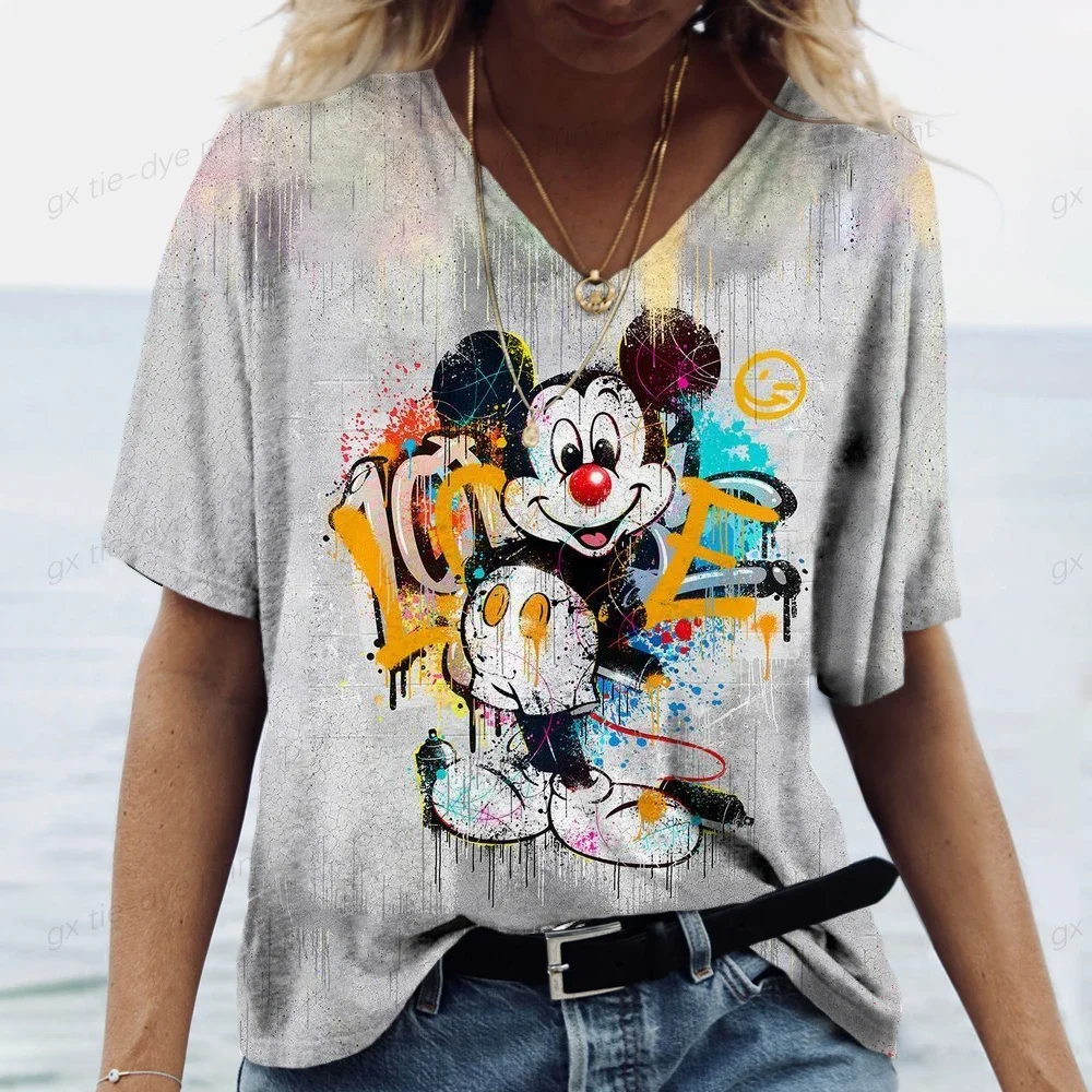 2024 Summer Disney Mickey Mouse Pattern 3d Abstract Painting Damska koszulka z dekoltem w szpic Luźny, swobodny, uliczny, wielokolorowy top dla dziewczynki