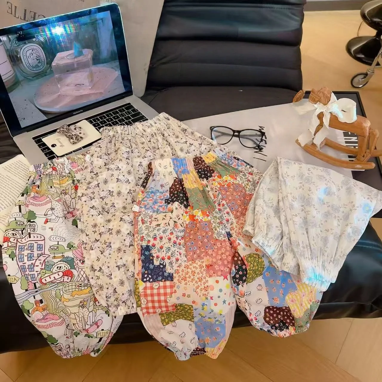 2026 Sommer Kinderhosen mit Blumenmuster aus Baumwolle, leichte Mädchen-Bloomers im pastoralen Stil, Anti-Mücken-Hosen für Jungen – Detail 2