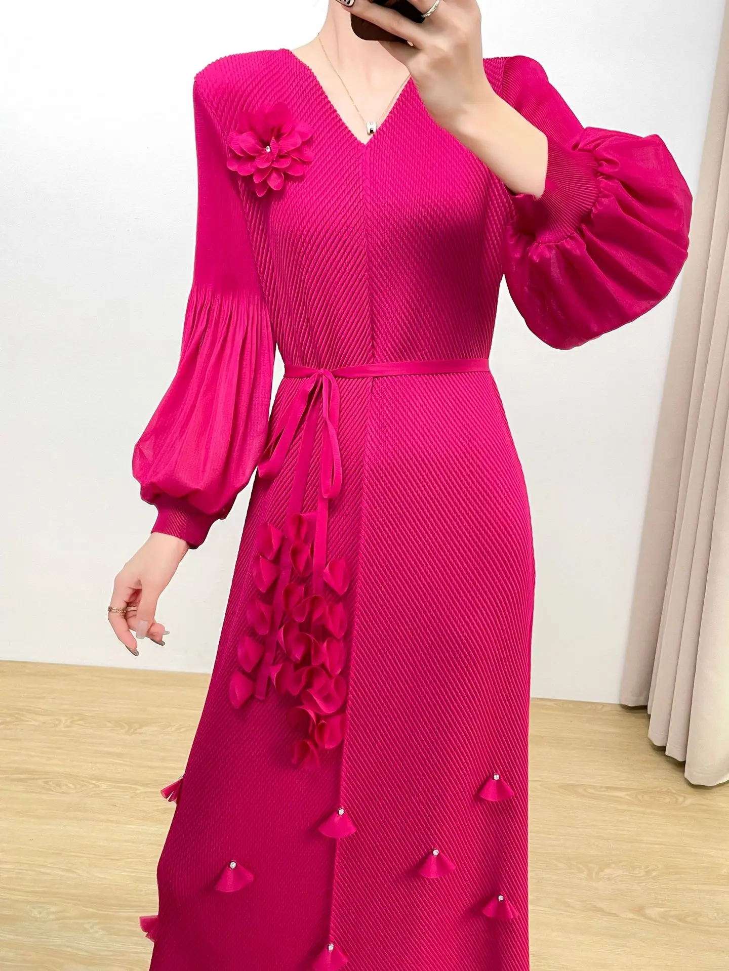 مياكي الطيات 2025 الخريف والشتاء جديد ثلاثي الأبعاد الزهور مقياس السمك الطيات التعادل فستان بلون تنورة أنيقة الإناث