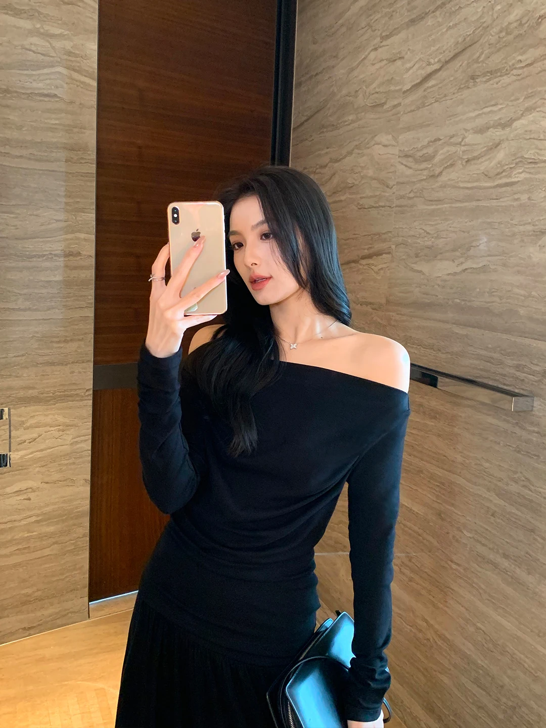 

Elegant One-Shoulder Women's T-Shirt And Skirt Set Gentle Shoulder Design Long Sleeve Spring Fashion Outfit