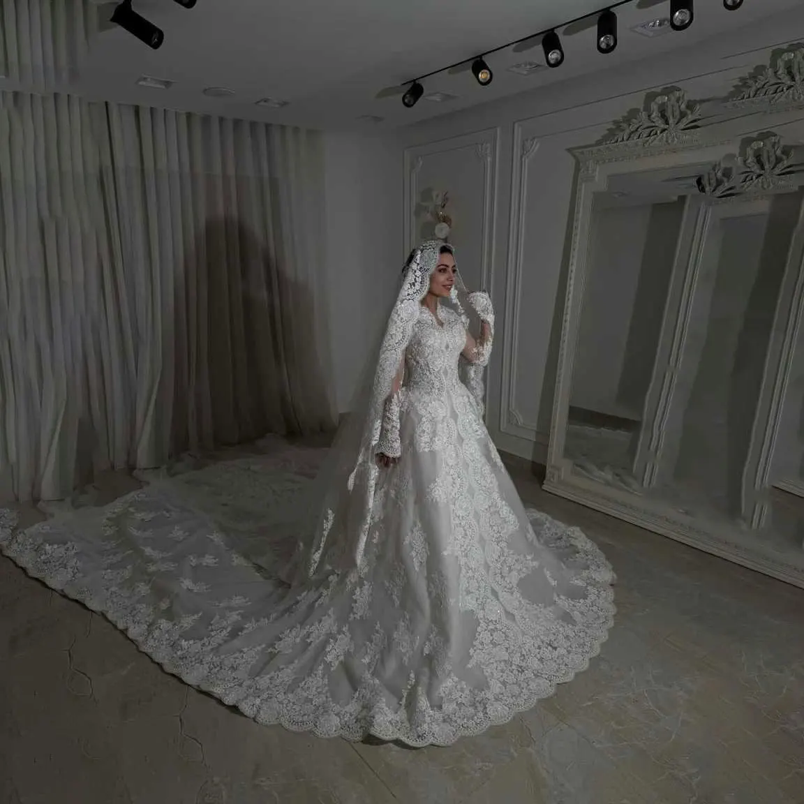 

Muslim A-Line Wedding Dress V-Neck Pearls Long Sleeve Satin Bridal Gowns Sweep Tail Ball Gown Robe De Mariage Size Customized