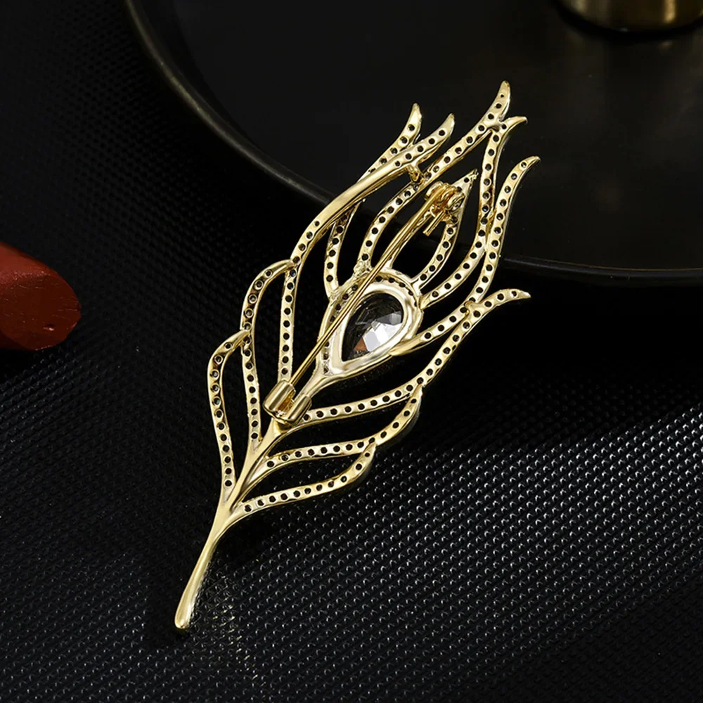 Fashion Clothes Decoration Jewelry Gifts Peacock Feather Brooch Pin Elegant Water Drop Zircon Brooches Badge for Women