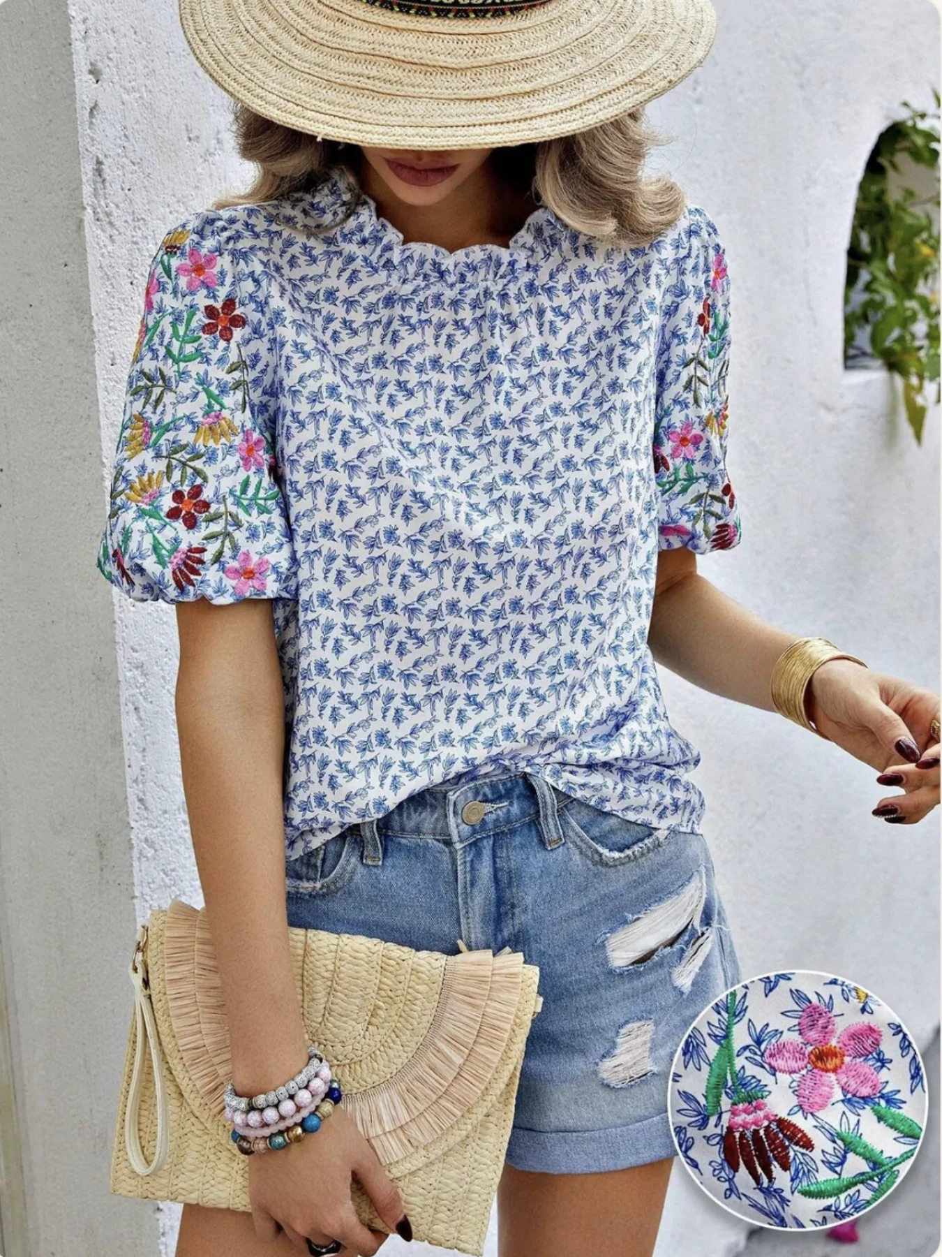 

Элегантный женский топ с короткими рукавами и цветочным принтом