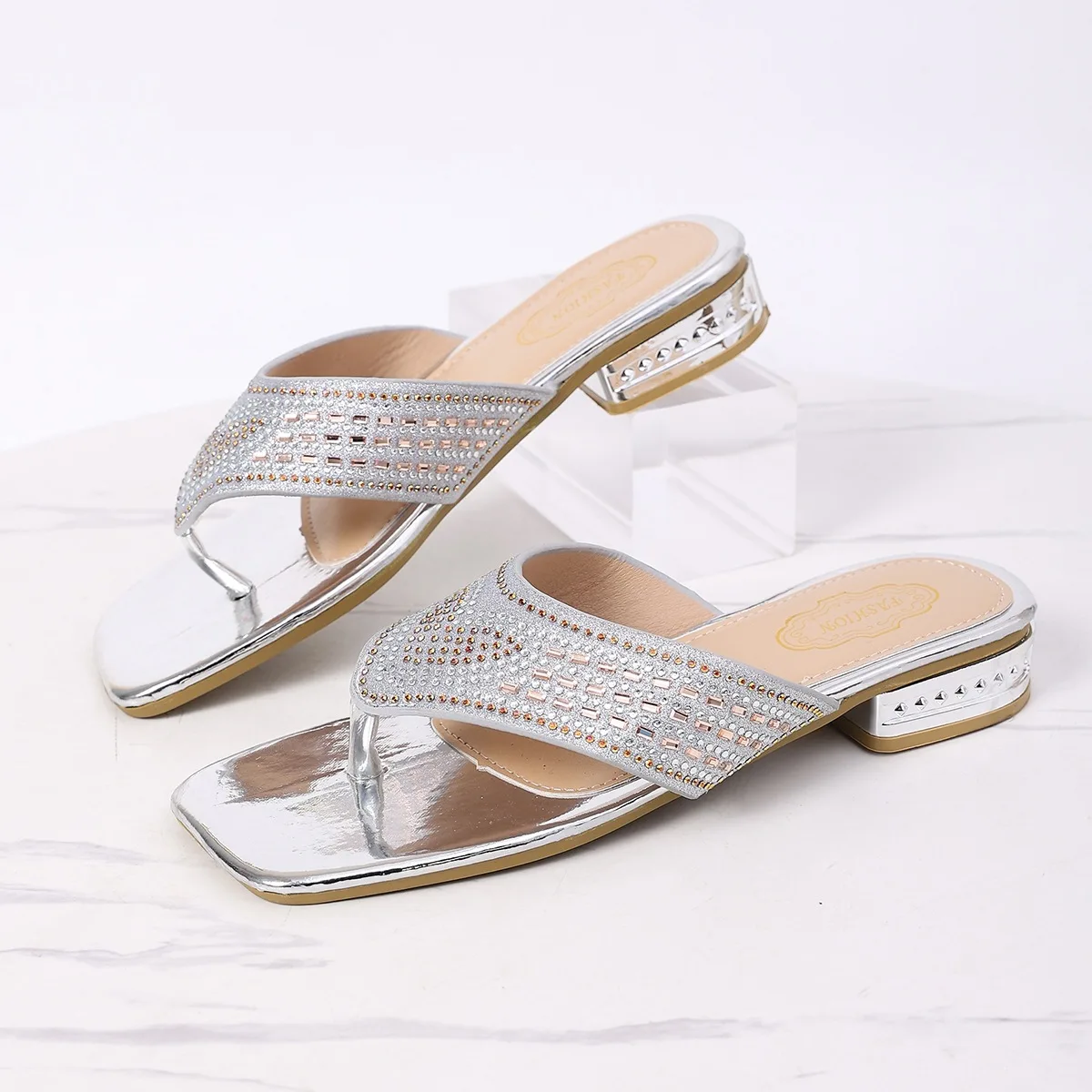 Sommerliche Damen-Sandalen in Übergrößen 2026: Neue modische flache Pantoletten mit niedrigem Absatz, Strass-Clip-Zehen und eckiger Zehenpartie – Zapatos Mujer – Detail 16