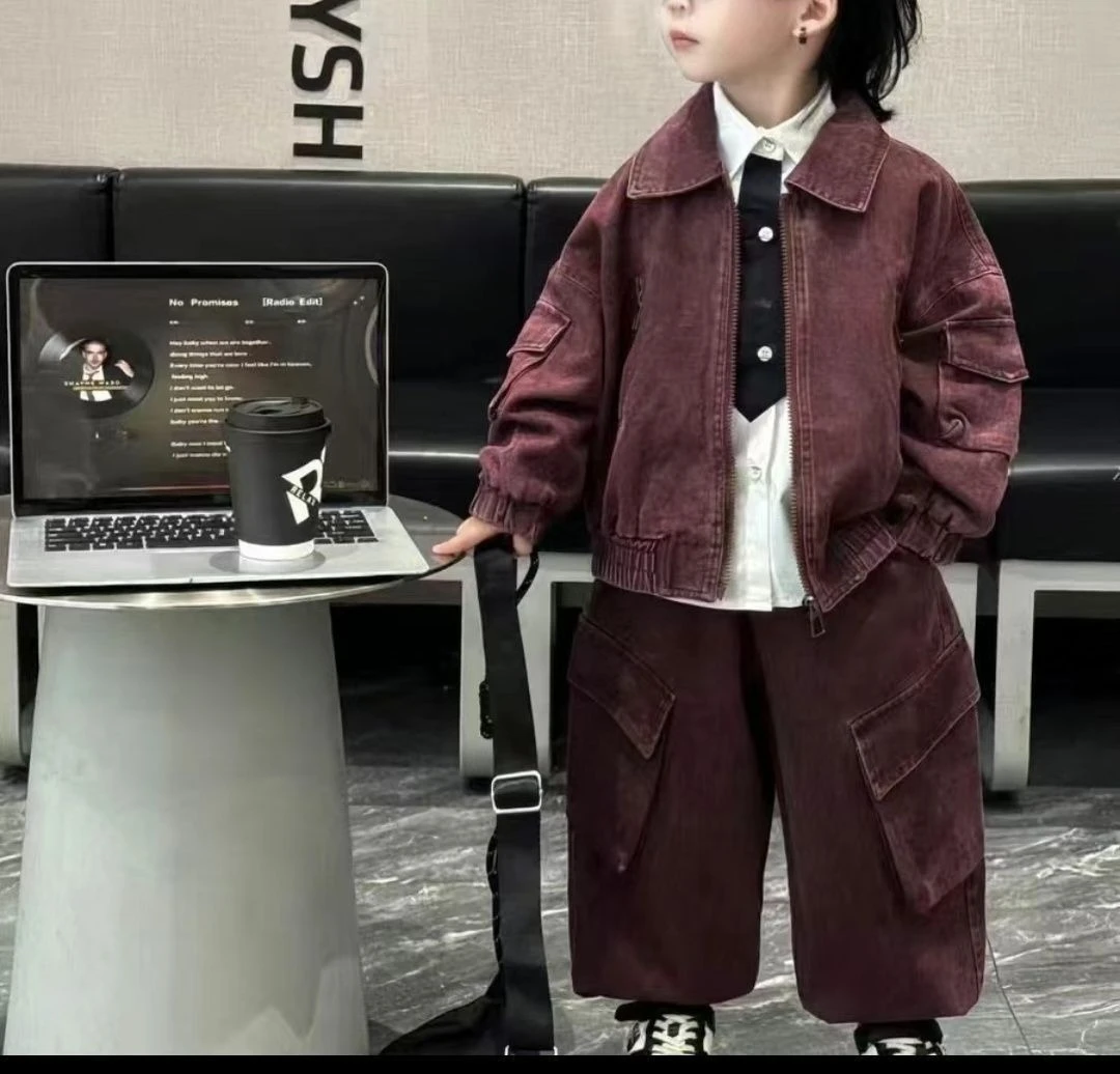 

Костюм для мальчиков, новинка 2024, весенне-осенняя детская корейская версия, детская куртка, комплект из трех предметов, модный тренд, красный, крутой