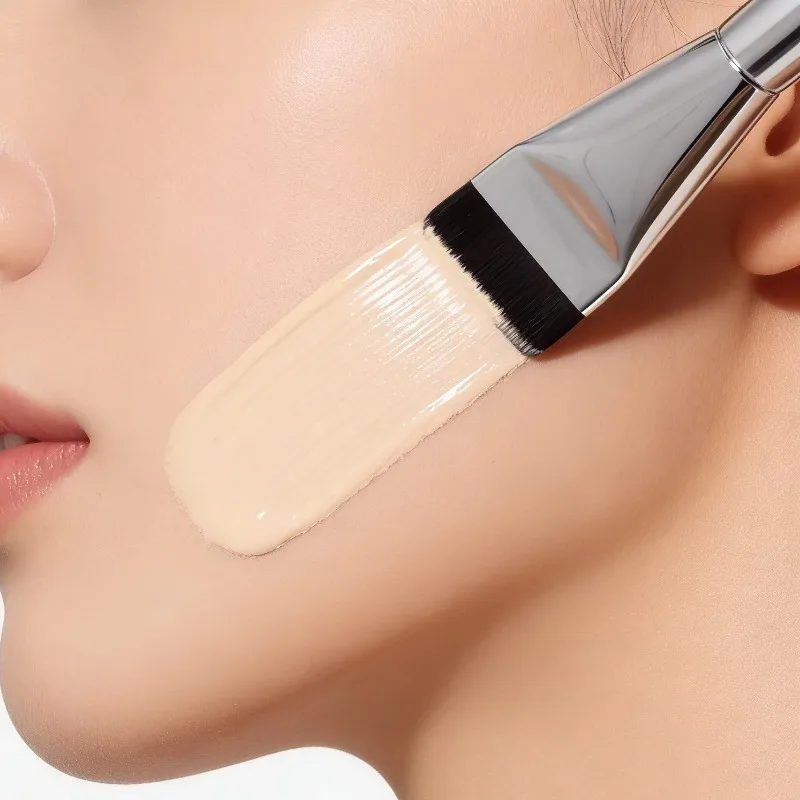 Wielofunkcyjny pędzel do makijażu z ultra-cienkimi, hipoalergennymi włosiem z nylonu, owalny pędzel do twarzy idealny do konturowania i blendowania.