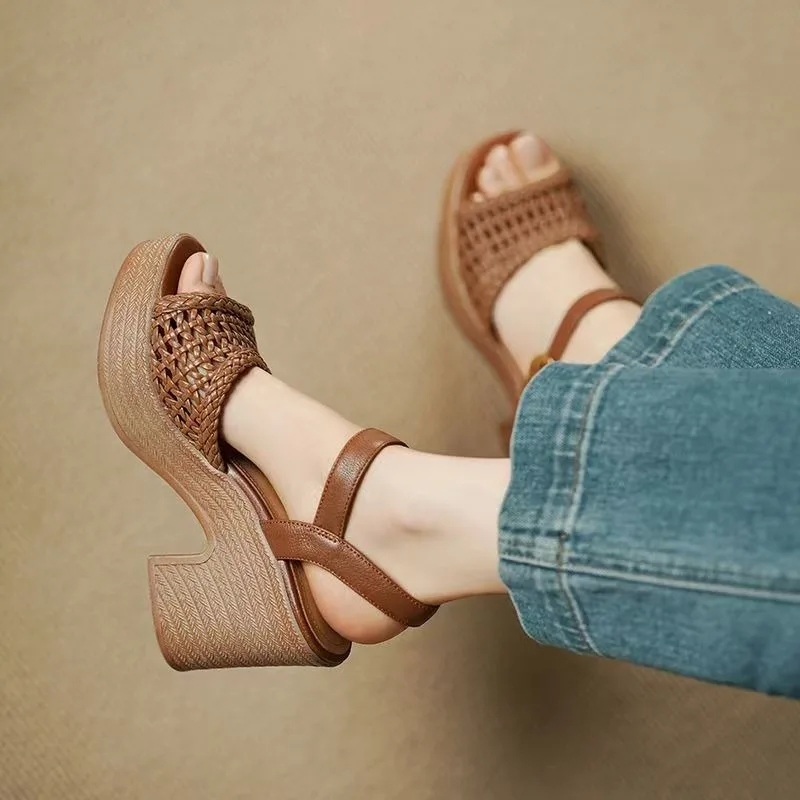 우아한 여성의 땋은 하이힐 샌들 2025 여름 Chunky 플랫폼 샌들 여성 휴가 캐주얼 비치 신발