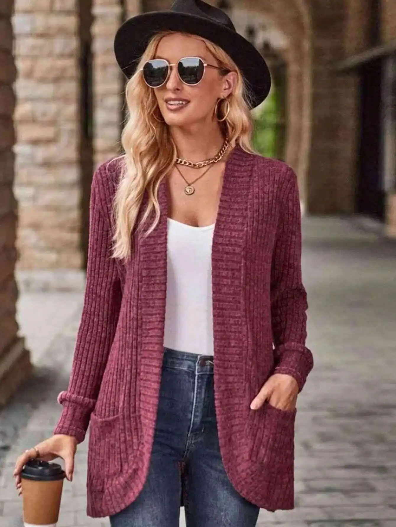 Damska kurtka o minimalistycznym kroju, w jednolitym kolorze, z długim rękawem, o regularnym kroju.