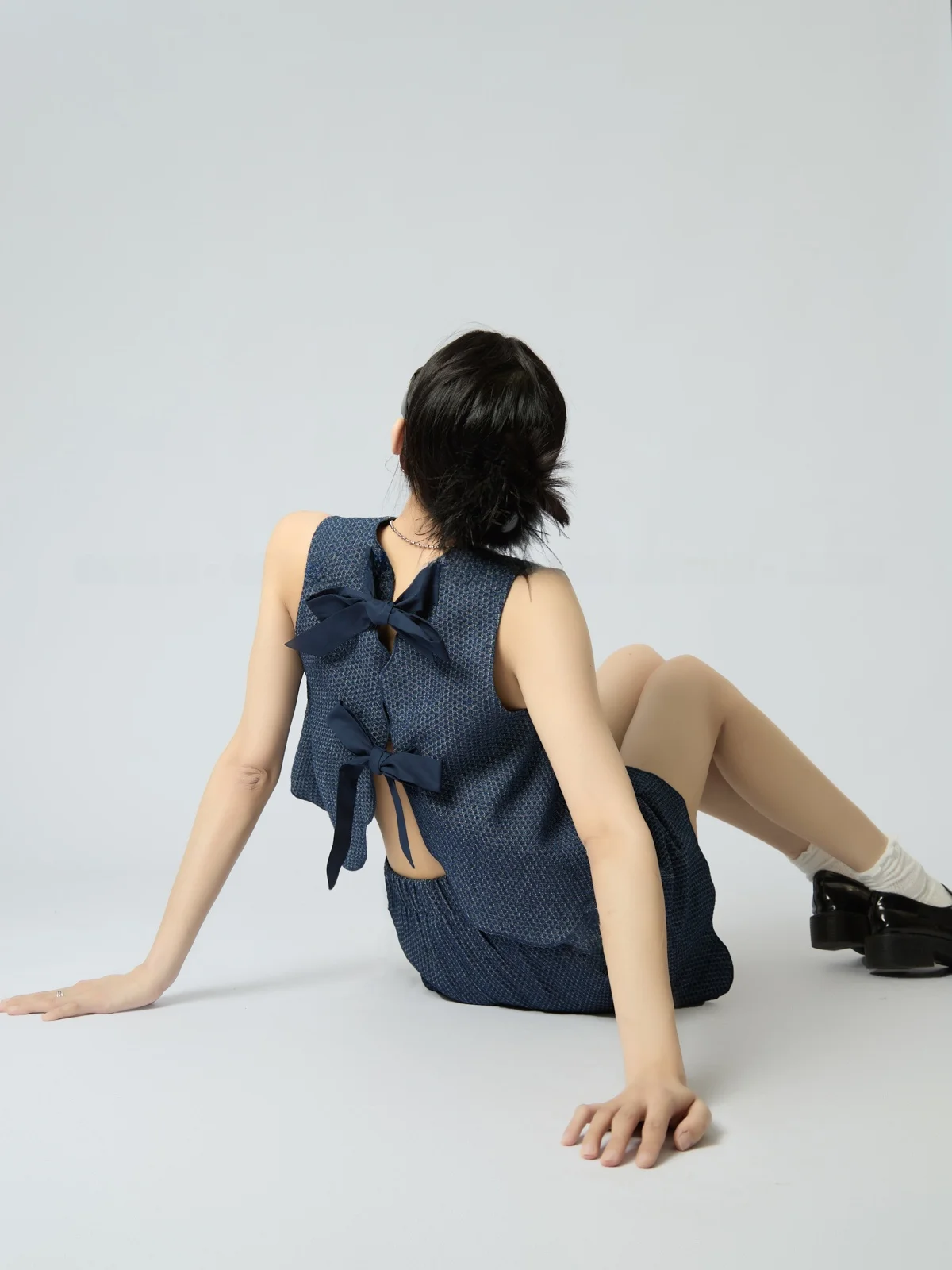 

Женский джинсовый комплект Guli Li: жилет и шорты. Модный летний повседневный костюм-двойка с воротником, длина шорт.