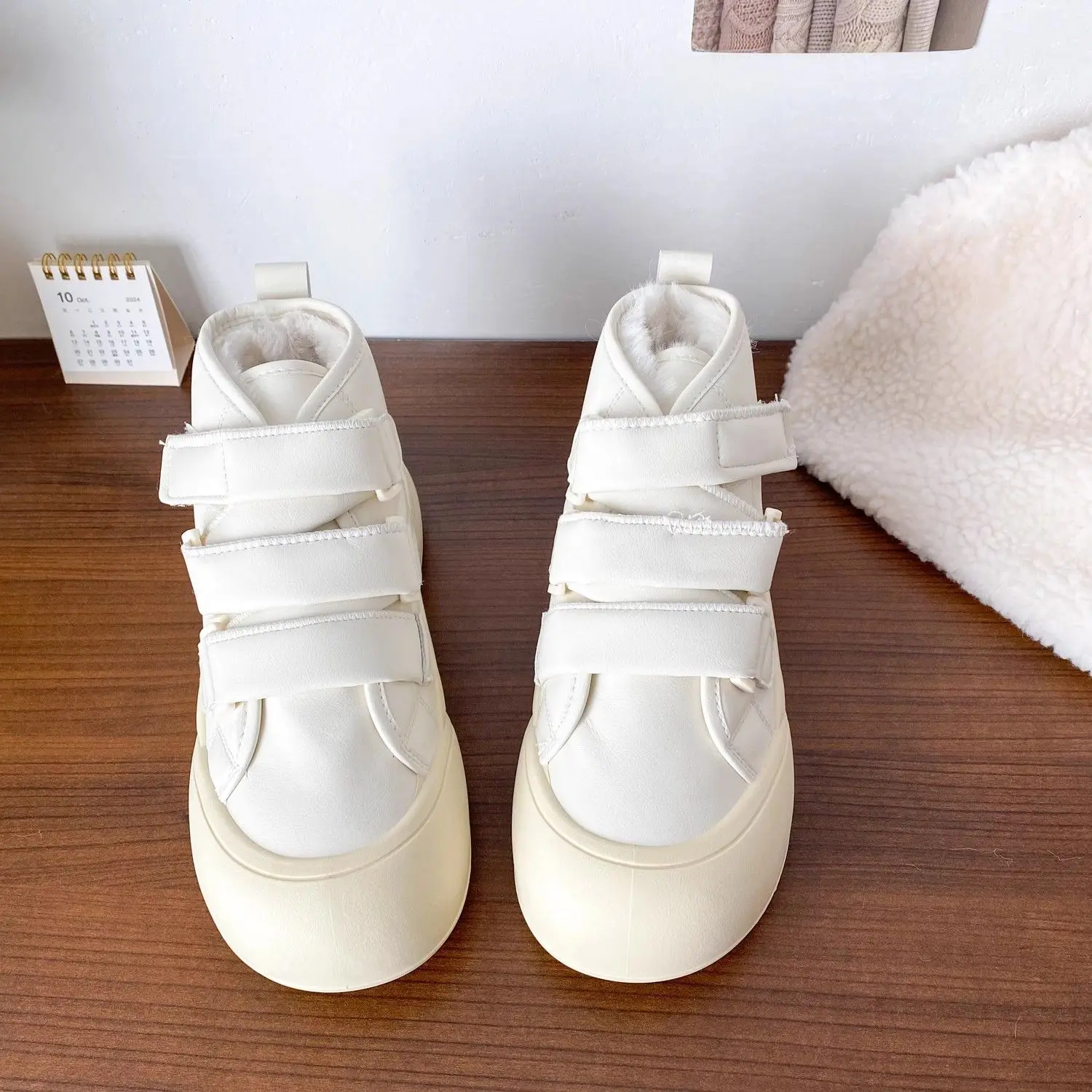 Botas de nieve con aumento de altura para mujer, zapatos de invierno de algodón Y2k, nuevos zapatos Rock elegantes y elegantes, impermeables, antideslizantes y acolchados