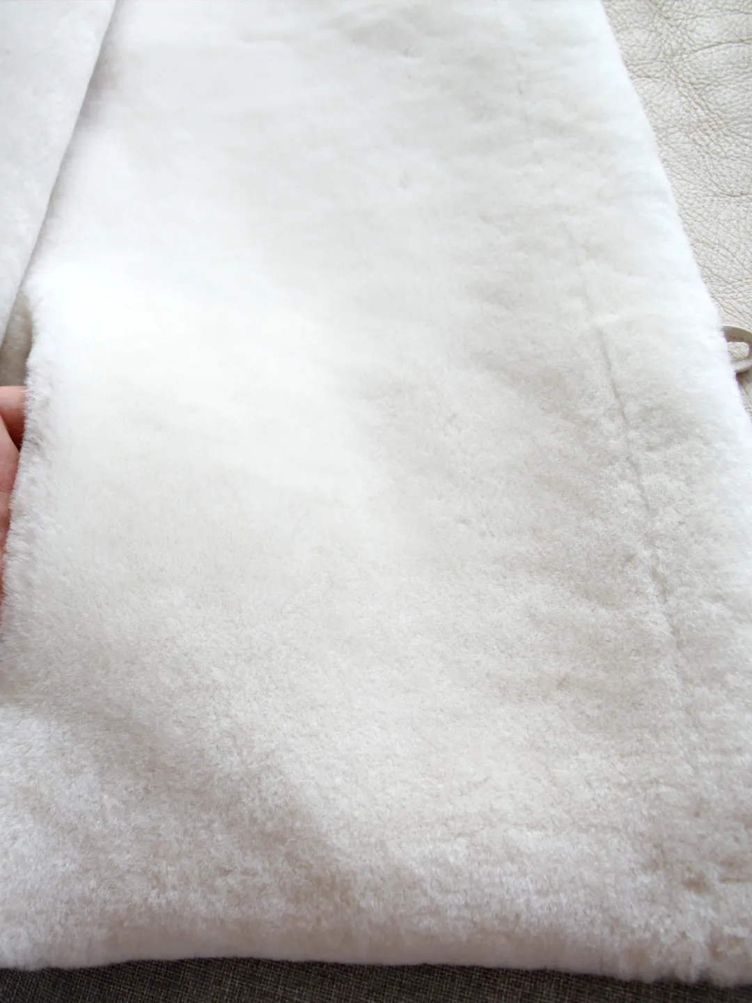 Płaszcz z futra z australijskiej wełny merino importowanej w 2025 roku, krótki płaszcz z futra z okrągłym dekoltem, styl średniowieczny.