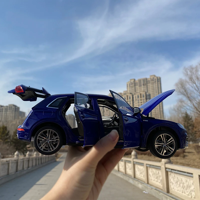FAW Original Factory 1:18 Car Model 2018 New Q5L SUV Alloy Simulation Car Model Off Road
