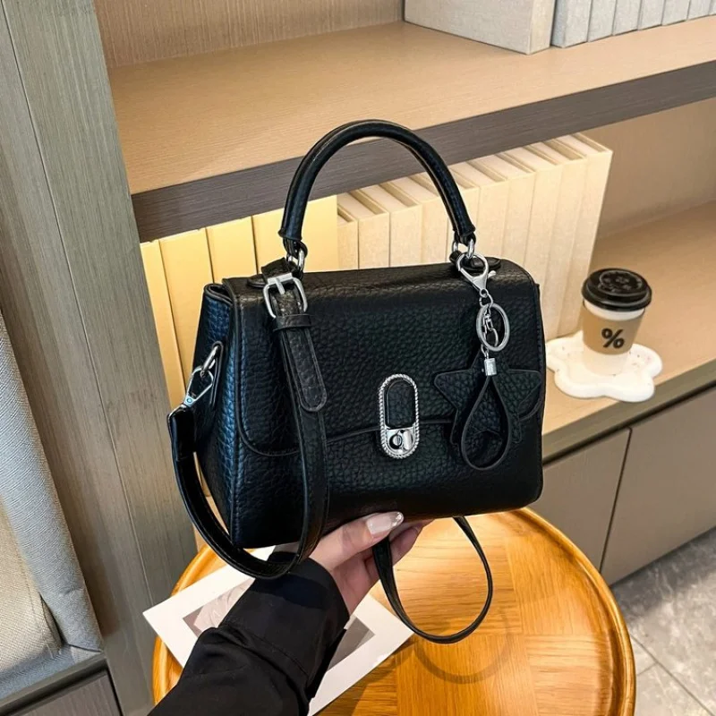 

Классическая сумка-мессенджер, кожаная сумка для женщин, элегантный дизайн, известный дизайнер, роскошный бренд, популярная женская сумка через плечо