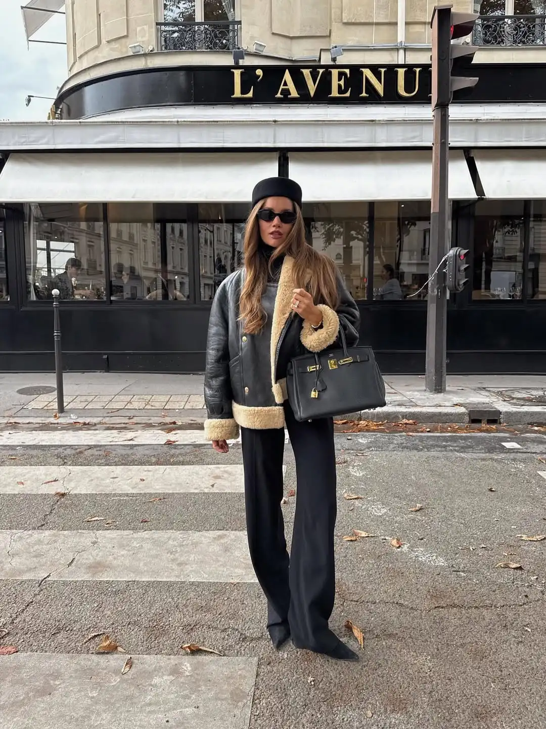 سترة جلدية أنيقة بياقة من الفرو الصناعي للنساء مع طية صدر السترة وأكمام طويلة مزدوجة الصدر سترة قصيرة للسيدات معطف شتوي للتنقل في الشارع