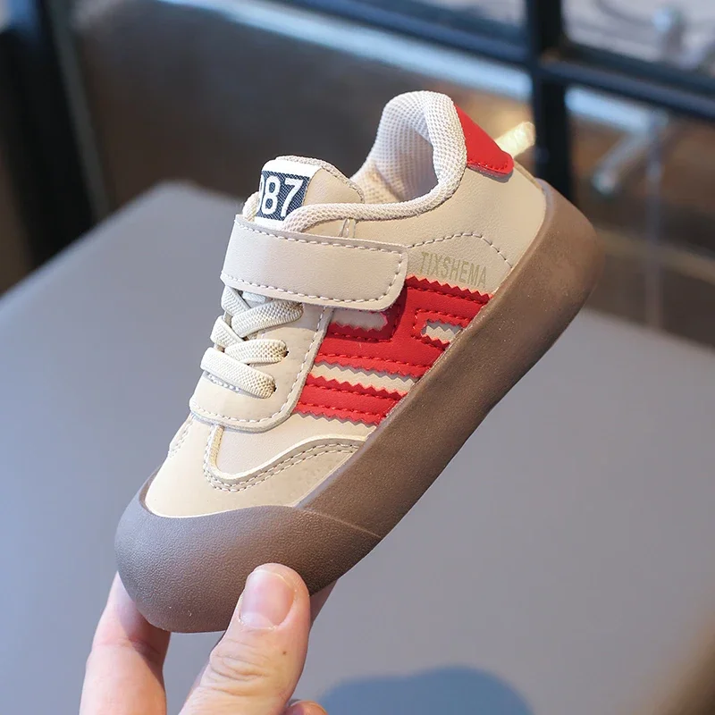 حذاء أطفال للبنات 2025 ربيع خفيف الوزن للأولاد مدرسة غير قابل للانزلاق أحذية رياضية للجري للأطفال أحذية تنس كاجوال ناعمة