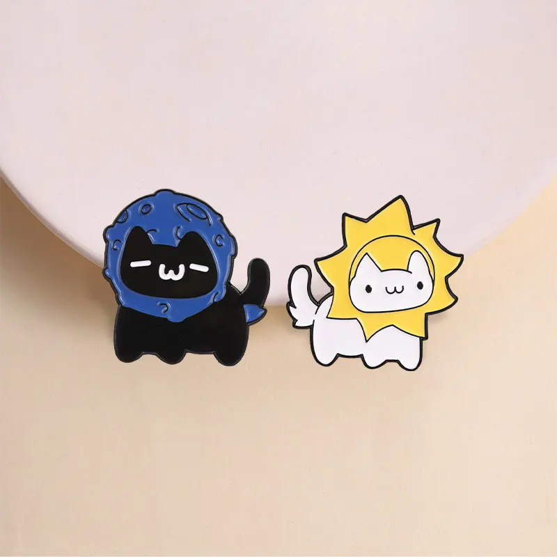 Sonnen- und Mond-Katzen-Abzeichen Emaille-Pin Niedlicher Sonnenhut Weiße Katze & Mond-Kappe Schwarze Katze Broschen Taschen Revers-Abzeichen Schmuck Geschenk für Freunde – Detail 6