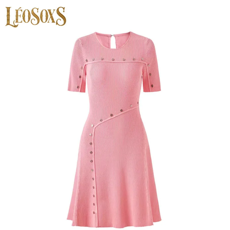 LEOSOXS فساتين محبوكة قصيرة وردية اللون رقبة دائرية وزر كعكة التنانير قصيرة الأكمام فستان صيفي نحيف جودة عالية الملابس النسائية 2025