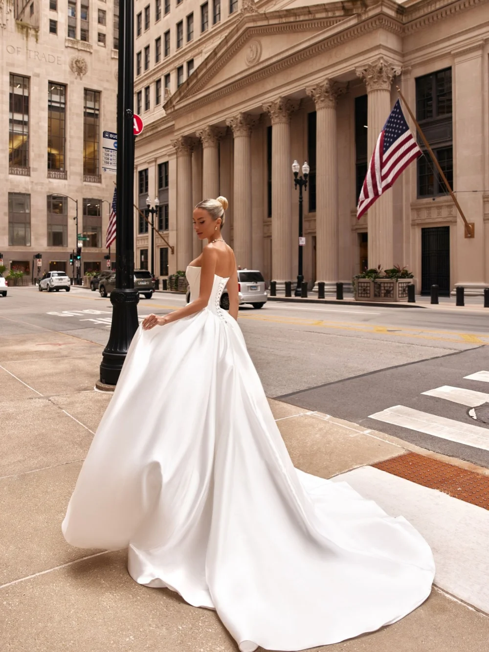 Perlenbesetztes Korsett-Spitzenhochzeitskleid mit abnehmbarer Schleppe, elegantes, trägerloses Satin-Brautkleid, neue maßgeschneiderte Kleider für die Braut