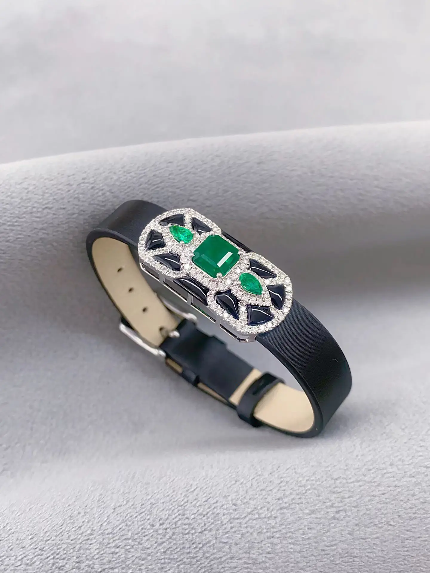 

18K Solid Gold, Laboratory-Grown Diamond, Jadeite Buckle Pendant/Brooch Multifunctional Piece, High-End Jewelry Customization an