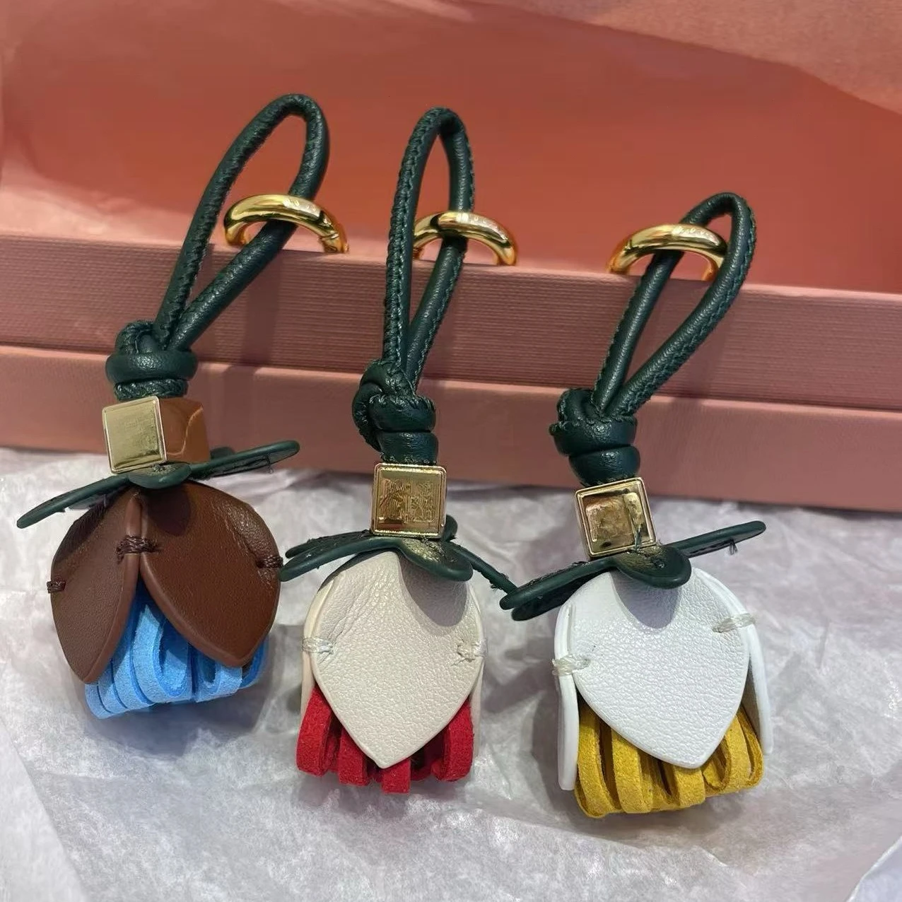 premium-handmade-colorblock-leather-flower-keychain-exquisite-mini-floral-bag-charm-elegant-accessory-for-women