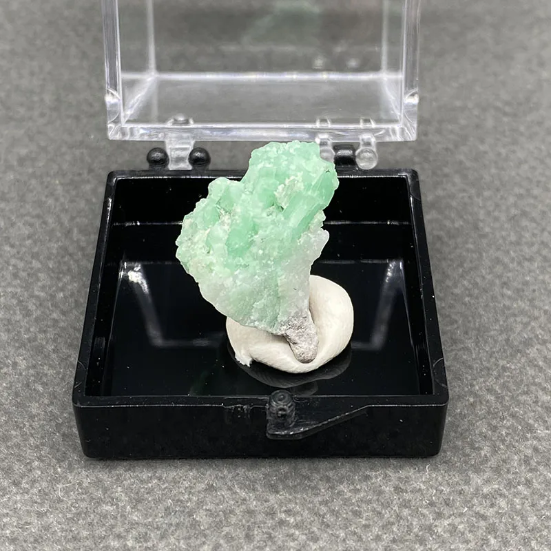 100%  Natural Emerald Mineral Specimens Stones and Crystals Healing Crystal   +Box size:35*35*35 mm