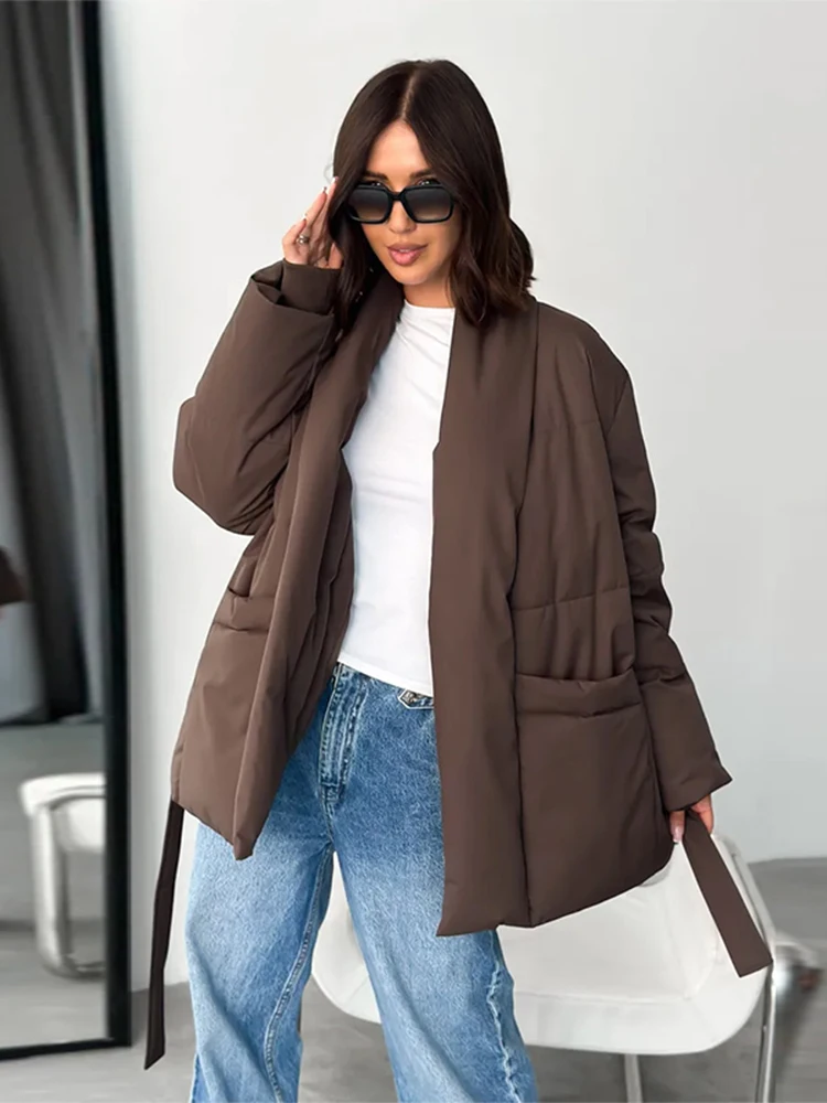 เสื้อโค้ทแฟชั่นผู้หญิงแบบใหม่ ปี 2025  เสื้อคลุมฤดูหนาวแบบผูกเชือก มีกระเป๋า แขนยาว คอวี ผ้าหนา อุ่น สีน้ำตาล สีดำ ผ้าฝ้าย