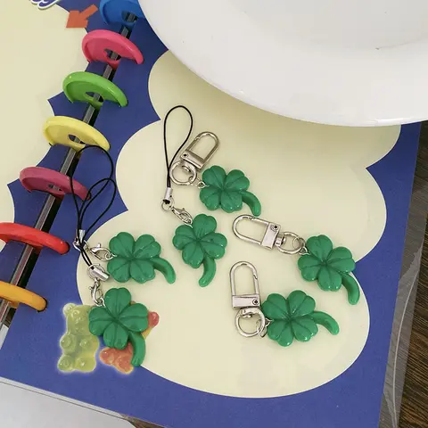 새로운 간단한 네 잎 클로버 키 체인 패션 크리 에이 티브 절묘한 네 잎 클로버 럭키 키 체인 열쇠 고리 휴일 선물 액세서리
