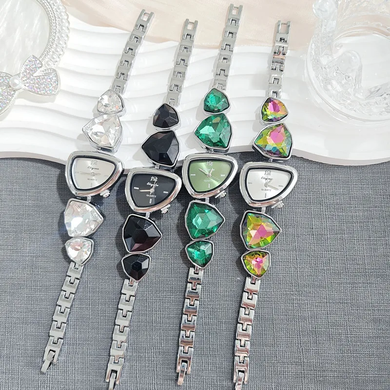 ساعة نسائية ذات شكل غير منتظم كبيرة متألقة على شكل خاص من حجر الراين بنمط شمسي بسيط ساعة كوارتز طليعية عصرية