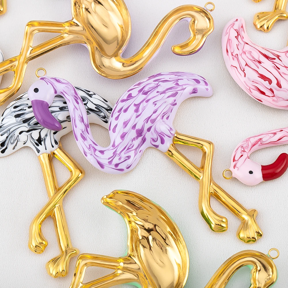 2 Buah Liontin Flamingo Enamel Baja Tahan Karat Berbagai Warna untuk Pembuatan Perhiasan DIY Kalung Anting Aksesoris Kerajinan