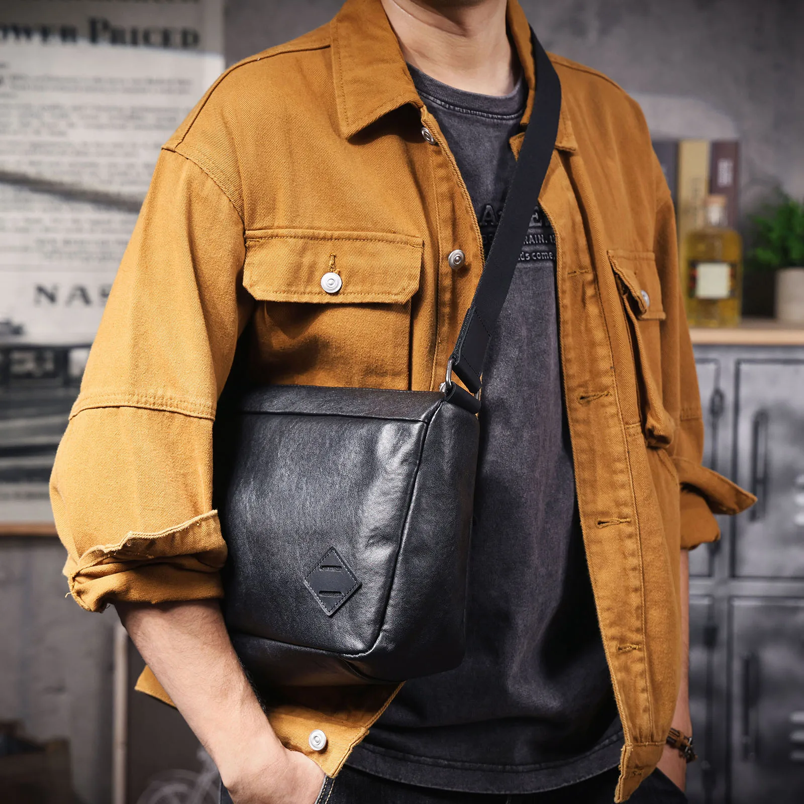 S.WORKER Vintage Herren-Umhängetasche aus Vollnarbenleder | Handgefertigter Messenger aus Used-Leder – Detail 5