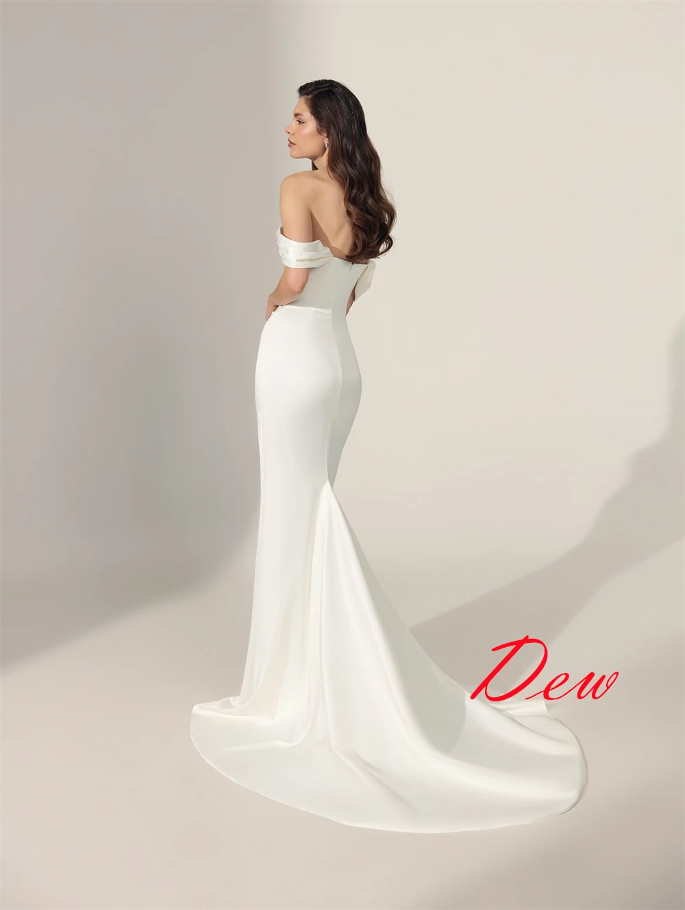 فساتين طويلة مخصصة بطيات من الساتان الأبيض لحفلات الزفاف بدون حمالات فساتين رسمية أنيقة فاخرة ومزاج حالمة