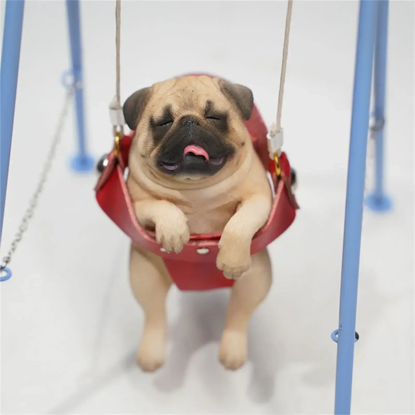 1/6 Pug on the Swing Model Cute Dog Animal Figurka Żołnierz Akcesoria Biurko Scena Dekoracja Edukacyjny Prezent Urodzinowy Zabawka