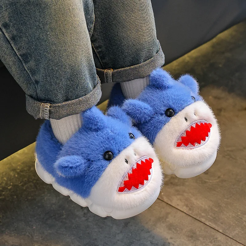 

Милые детские меховые тапочки с рисунком акулы, зима 2025, пушистые меховые нескользящие тапочки на толстой подошве, теплые плюшевые домашние шлепанцы для мальчиков