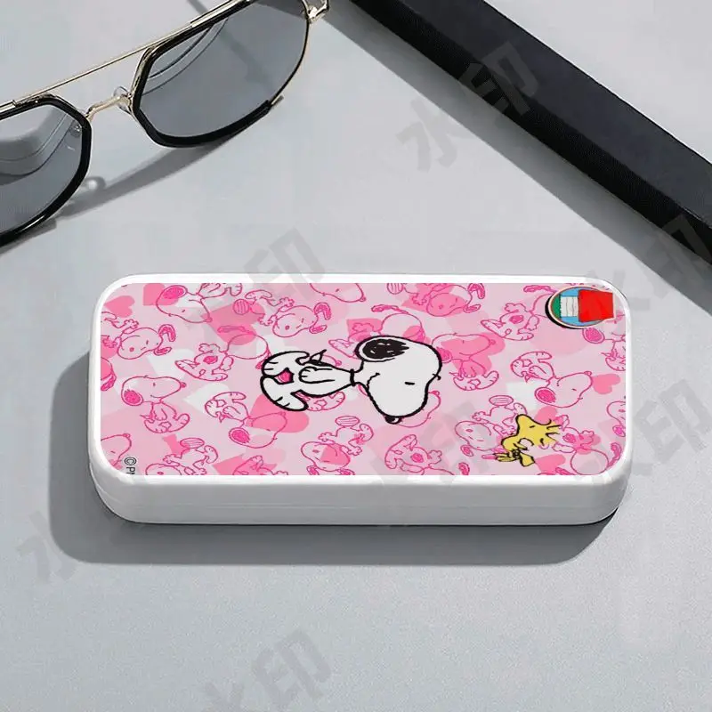 

Snoopy glasses case for men portable anti-fall and anti-stress myopia sunglasses for female students cute storage box wholesale