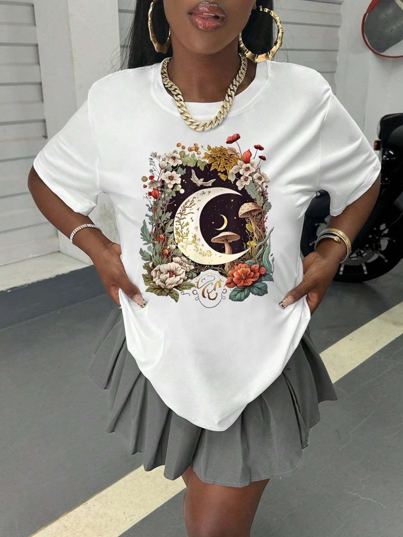 

Изящная женская футболка больших размеров с шикарным лунным принтом и цветочным дизайном