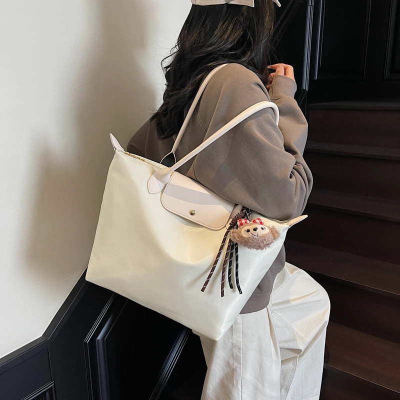 

Large Capacity Women's Chain Strap Shoulder Bag Classic And Spacious Commuting Handbag With Parisian Fashion Design