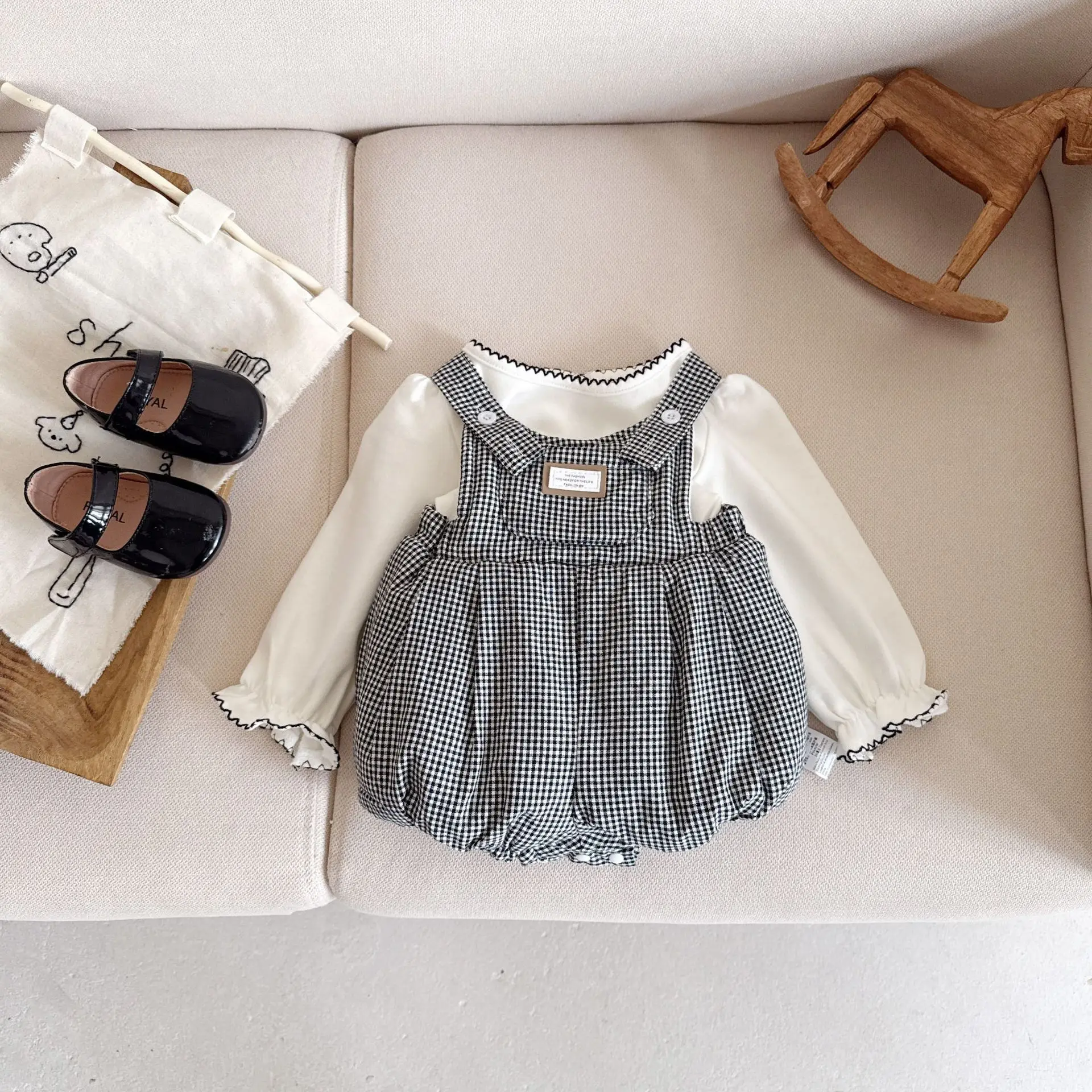 

New autumn baby clothing for 0-3 years old, fashionable and cute baby thick shoulder strap jumpsuit