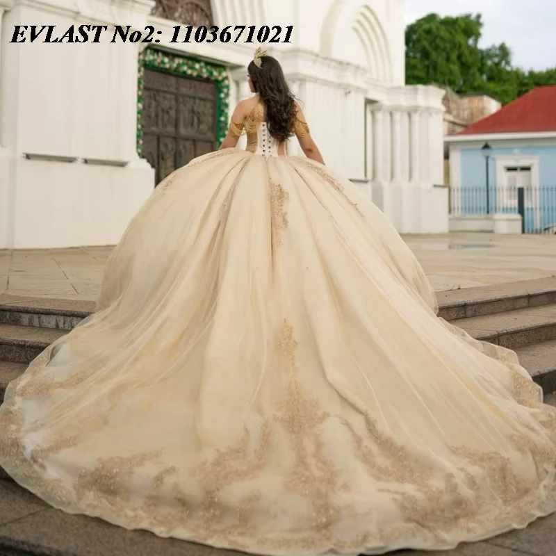 ชุดเดรสงาน Quinceanera แบบสั่งตัดพิเศษจาก EVLAST ประดับกลิตเตอร์สีแชมเปญ แบบเปิดไหล่ ตกแต่งด้วยลูกไม้สีทองและลูกปัด สำหรับงานฉลองอายุ 16 ปี (Sweet 16) รุ่น Vestidos De 15 Anos E2QA17
