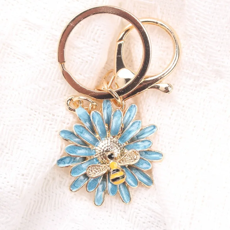 Blue Daisy & Bee Keychain: Fresh Decor Accessory, Delightful Gift