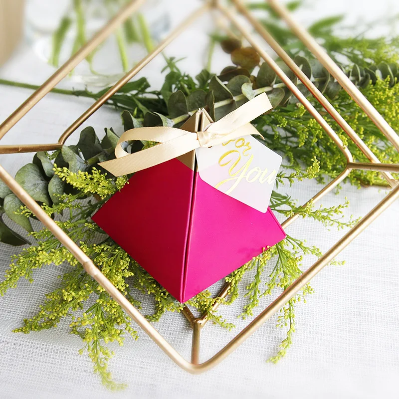 25 pieces Rose Red Triangle Wedding Candy Box European Marriage Engagement Birthday Baptism Souvenirs Gift Boxes For Guests B028