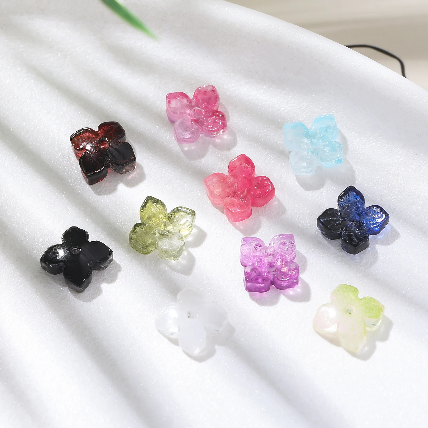 10 Stück 8*8mm Farbige Blumenförmige Glasperlen Lose Perlen für DIY Ohrringe Handyketten Halsketten Schmuckherstellung Zubehör