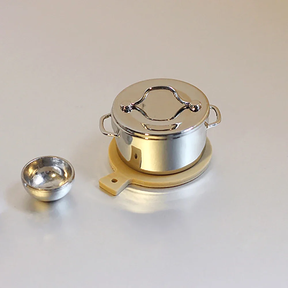 1/12 Puppenhaus Zubehör Miniatur Metall Suppentopf mit Abdeckung Mini Küchenutensilien Modell für Puppenhaus Dekoration OB11 Bjd